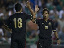 Giovani Dos Santos al ingresar a la cancha en el partido de ayer del Tri ante León. MEXSPORT  /