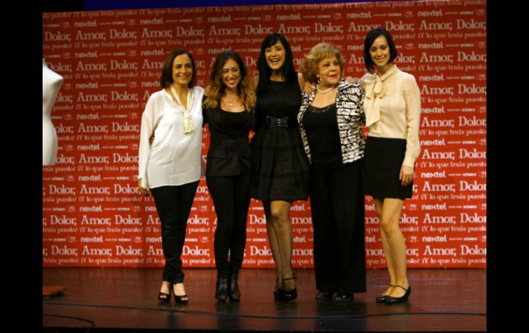 Las protagonistas están muy contentas por estar en la obra. AP  /