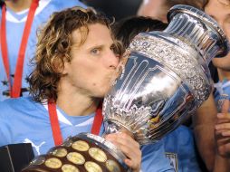 Diego Forlán besa el trofeo en la final de la Copa América 2011. ARCHIVO  /