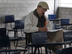 Un profesor realiza su examen en un aula de la Secundaria Técnica 1 José Vasconcelos, de Guadalajara.  /