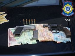 Armamento y dinero encontrado a los detenidos. ESPECIAL  /
