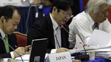 El representante de la delegación japonesa, Kenji Kagawa en la 64º reunión de la CBI. AP  /