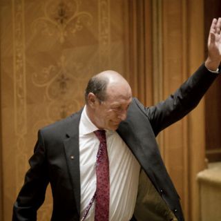 Parlamento rumano vota la destitución del presidente