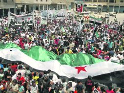 Cientos de manifestantes protestan contra Bashar al Assad en Bennish, cerca de Idlib. REUTERS  /