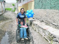 Una mujer asiste a un menor en una calle de Arroyo Seco en Tlajomulco.  /
