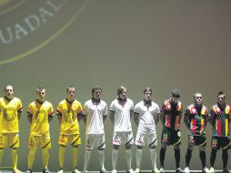 El de color amarillo es el tercer uniforme, el blanco es el de visitante, y el tricolor es el de local, el tradicional.  /