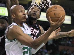 Allen metió el 45% de sus tiros de tres la temporada pasada. AP  /