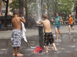 Niños juegan en las fuentes para soportar el intenso calor. REUTERS  /