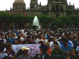 En punto de las 15:00 horas comenzaron a reunirse jóvenes en la Plaza de la Liberación.  /