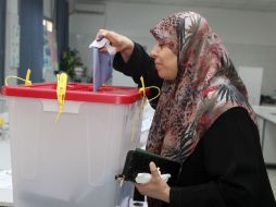 Una mujer deposita su voto en Libia, ocho meses después de la muerte del dictador Muammar Gaddafi. EFE  /