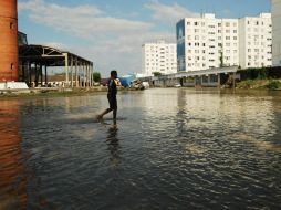 Calle inundada en Krymsk, ciudad rusa ubicada en el litoral del Mar Negro. EFE  /