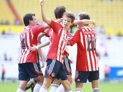 Los jugadores de Chivas celebran uno de los tres goles que anotaron en el partido.  /
