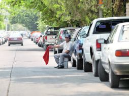 REALIDADES. Los cuida coches son sólo una categoría de trabajadores de los muchos que 'viven del auto'.  /