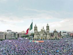 Participantes en la manifestación contra Peña Nieto llenaron el Zócalo capitalino. Condenaron los resultados electorales. EFE  /