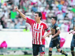 Luis Pérez anotó de penal el segundo gol de Chivas, con el que dieron vuelta al marcador de los felinos.  /