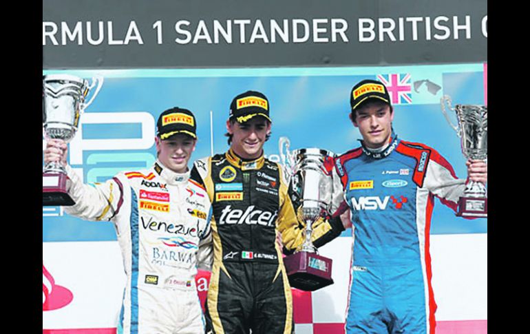 El mexicano Esteban Gutiérrez (centro) se sobrepuso a las condiciones climatológicas para volver a subir a lo alto del podio. ESPECIAL  /