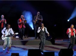 Los 13 integrantes del grupo participaron, con su estilo peculiar, para despertar movimientos, aplausos y gritos. ARCHIVO  /