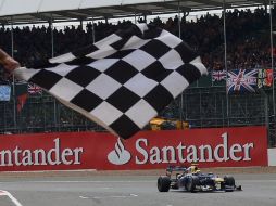 El australiano Mark Webber recibe la bandera de cuadros luego de una carrera llena de cambios, incidentes y amenaza de lluvia. REUTERS  /