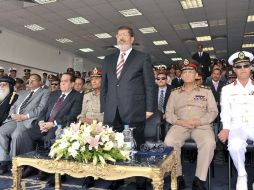 Mohamed Mursi, de pie, lleva una semana como presidente de Egipto. ARCHIVO  /