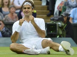 Un eufórico Federer celebra su decimo séptimo Gran Slam en el césped del All England Club de Wimbledon. REUTERS  /