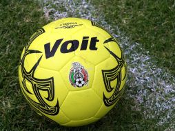 El balón de futbol ahora decide si valida o no un gol, con la ayuda de la tecnología. ARCHIVO  /