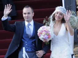 La boda de Iniesta fue un fenómeno social en Tarragona, donde la pareja se casó en el castillo de Tamarit. AP  /