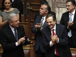 El primer ministro griego, Antonis Samarás (D), aplaude hoy, domingo 8 de julio de 2012, en el Parlamento, en Atenas (Grecia). EFE  /