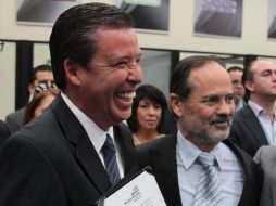 Gustavo Madero (d) acompaña a Miguel Márquez Márquez (i) a recibir su constancia de mayoría como gobernador electo de Guanajuato. NTX  /