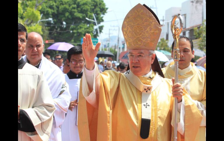 El cardenal Francisco Robles (d) visitó Chapala y celebró la misa de la procesión de la Virgen de Zapopan  /