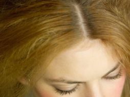 Dejar de teñirse las canas desafía los cánones de belleza establecidos por una sociedad consumista. ARCHIVO  /