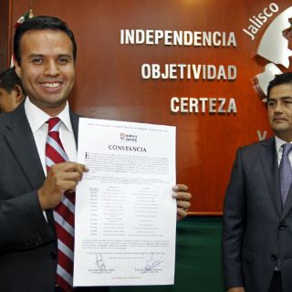 Héctor Robles recibe constancia de mayoría