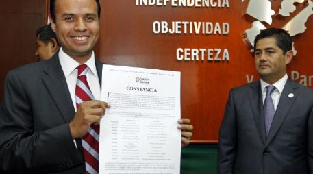 Robles muestra la constancia de mayorìa de votos en Zapopan.  /