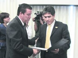 Miguel Márquez Márquez (i) recibe la cosntancia de mayoría que lo acredita como gobernador electo de Guanajuato. EL UNIVERSAL  /