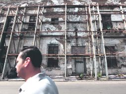 Decenas de fincas como la ubicada en el cruce de Reforma y Santa Mónica se encuentran en total abandono.  /