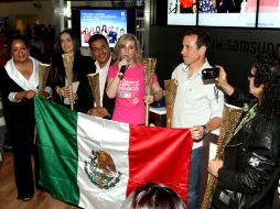 ¡SONRÍAN! El músico Alex Lora (d) le toma fotos a sus compañeros de carrera. NTX  /