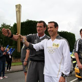 Gerardo Torrado porta la antorcha olímpica
