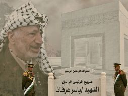 Soldados palestinos montan guardia frente a la tumba de Yaser Arafat. AP  /