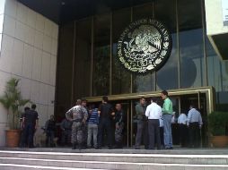 Tras desalojar a todo el personal, se informó que no se encontró algún artefacto explosivo.  /