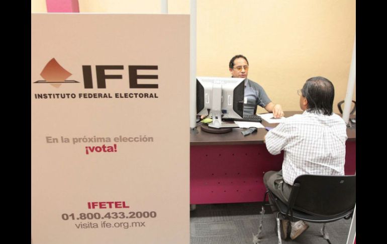 Para las nuevas credencial del IFE las medidas de seguridad se reforzarán. ARCHIVO  /
