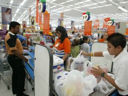 En algunas de las ciudades de California ya prohibieron que los establecimientos ofrezcan bolsas de plástico a sus clientes. ARCHIVO  /