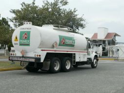 El auto tanque de Pemex presentó un ligero goteo de gasolina. ARCHIVO  /