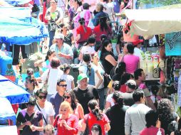 MILLONES EN VENTAS. Los tianguis presentan como la única oportunidad económica para vendedores y clientes.  /