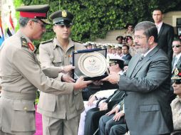 El presidente egipcio, Mohamed Mursi, recibe un reconocimiento durante una ceremonia de graduación de cadetes militares. EFE  /