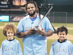 PODER FELINO. El primera base de los Tigres de Detroit, Prince Fielder, sostiene el trofeo junto a sus dos hijos. EFE  /