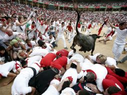 Una vaquilla salta por encima de un grupo de mozos durante la suelta de los astados. EFE  /