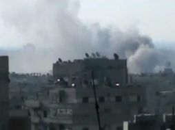 Vista general de una columna de humo que emerge de una localización no especificada de la ciudad de Khalidiya. EFE  /