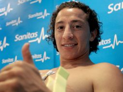 El delantero mexicano Andrés Guardado saluda durante las pruebas médicas que pasó antes de incorporarse al Valencia. EFE  /