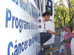 Los médicos recomiendan a la mujer realizarse una auto exploración, que ayuda a localizar alguna alteración en el seno. ARCHIVO  /