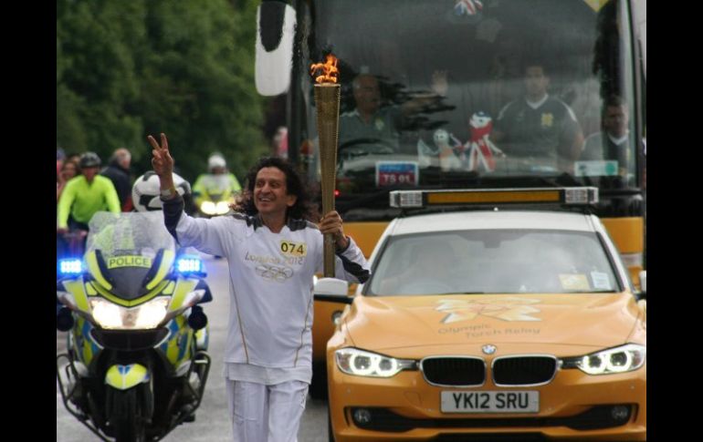 Lora es el primer rockero en la historia de los Juegos Olímpicos en portar la antorcha. NOTIMEX  /