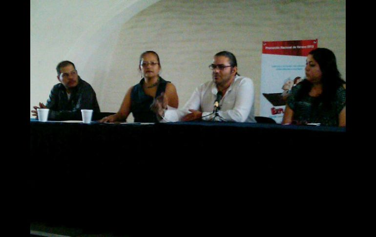 El director de Museos del Estado, Héctor Manuel Plascencia, anuncia el programa Explorarte.  /